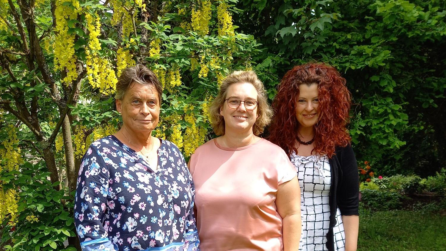 Die Pfarramtssekretärinnen Angelika Gockel, Sabine Becher, Nadja Hennes-Peters (von links nach rechts) und Birgit Zimmermann (nicht im Bild) helfen Ihnen im Pastoralbüro gerne weiter.