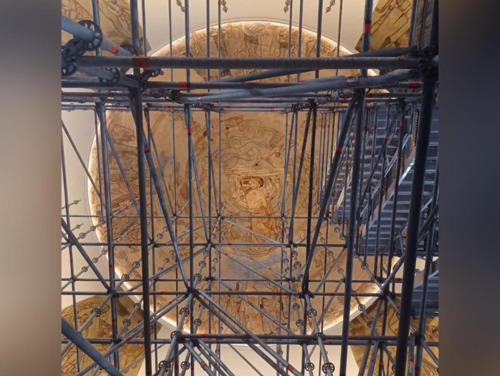 Erster Blick in die Kuppel, Kreuzerhöhung